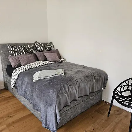 Casa Frida - Business Near Airport Ber, Kitchen, Bathroom, Balcony, Car Park Apartmán